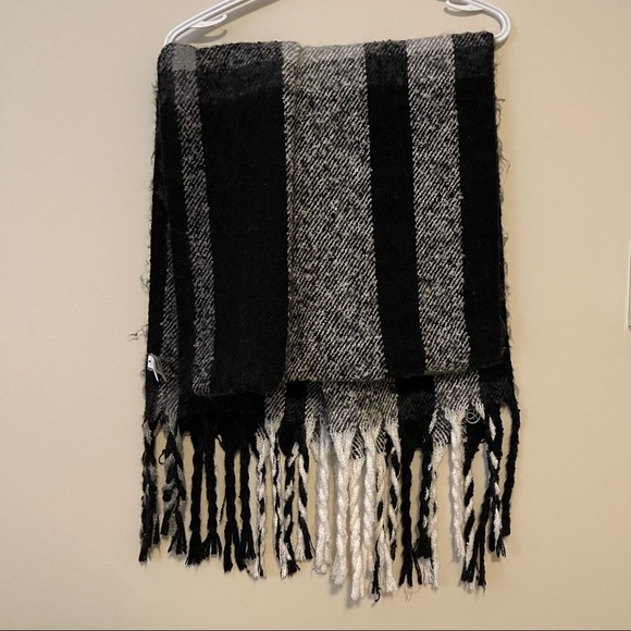 New Calvin Klein scarf - Picture 3 of 4